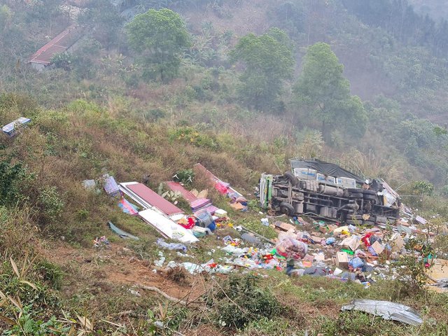 tin tuc tai nan giao thong moi ngay 4 2 xe tai mat phanh lao xuong vuc sau khien 4 nguoi bi thuong dspl 1 tin tuc tai nan giao thong moi ngay 4 2 xe tai mat phanh lao xuong vuc sau khien 4 nguoi bi thuong dspl 1