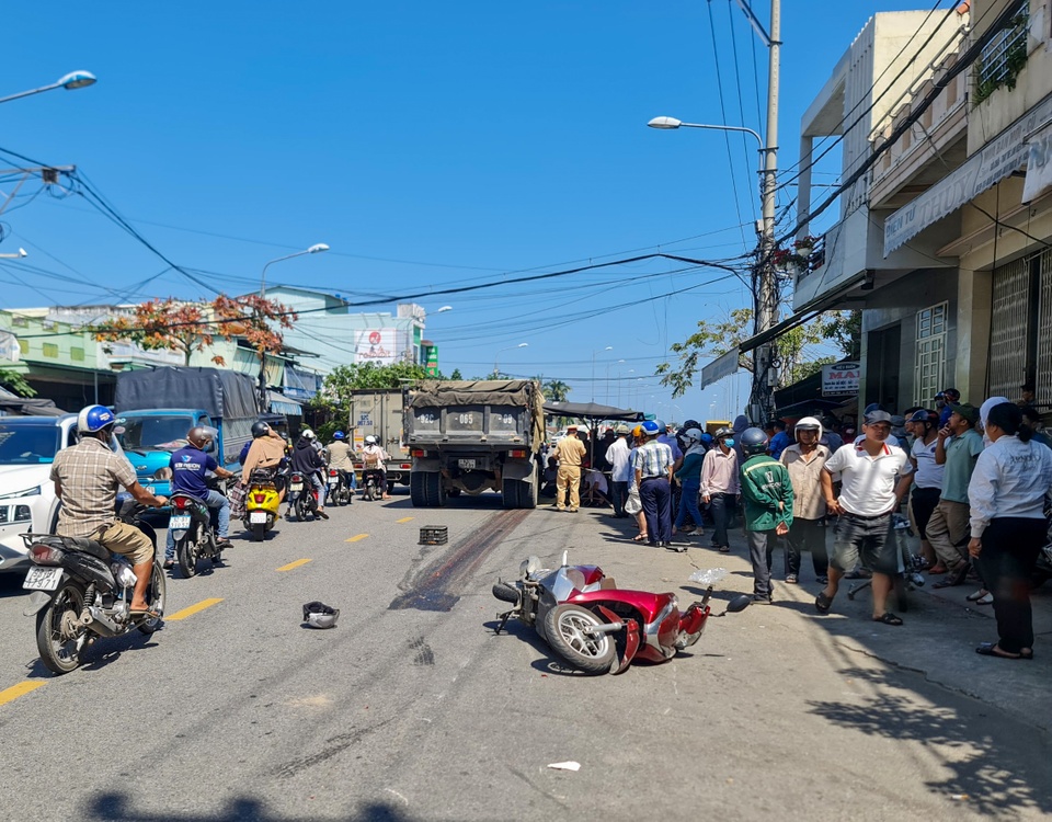 tin tuc tai nan giao thong moi ngay 11 2 va cham voi xe tai nam sinh lop 6 tu vong tai cho dspl 