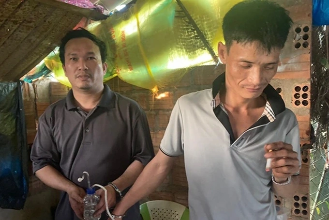 tin tuc phap luat moi nhat ngay 14 2 bat giu doi tuong tron o chuong heo de hut ma tuy dspl 1 tin tuc phap luat moi nhat ngay 14 2 bat giu doi tuong tron o chuong heo de hut ma tuy dspl 1
