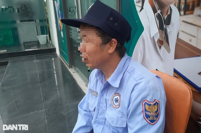 vu cuop ngan hang o thanh hoa bao ve ke lai giay phut doi dau ten cuop co sung dspl 1 vu cuop ngan hang o thanh hoa bao ve ke lai giay phut doi dau ten cuop co sung dspl 1