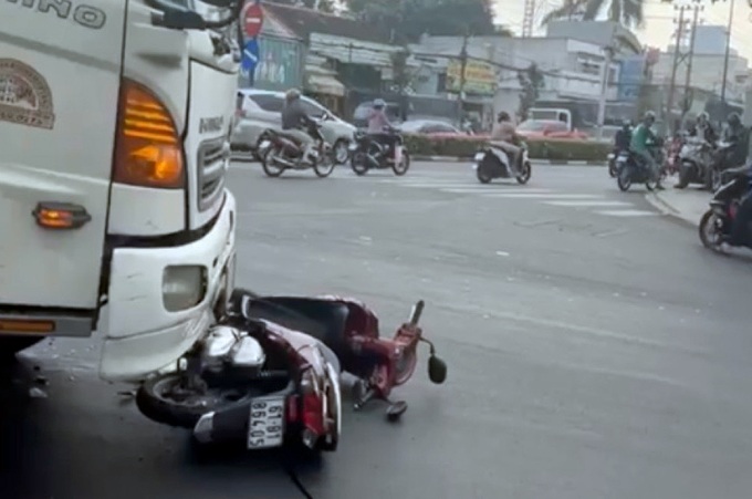 tin tuc tai nan giao thong moi ngay 15 2 co gai di xe may tu vong thuong tam duoi banh xe bon dspl 2 tin tuc tai nan giao thong moi ngay 15 2 co gai di xe may tu vong thuong tam duoi banh xe bon dspl 2