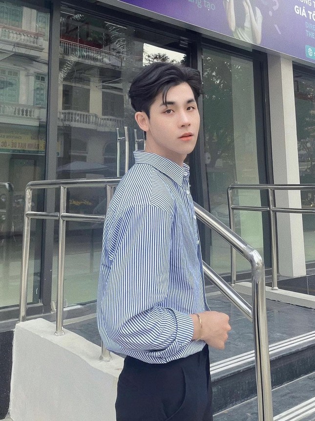 thay giao day van hot nhat tiktok voi ve ngoai dien trai khien bao hoc sinh dieu dung dspl 2