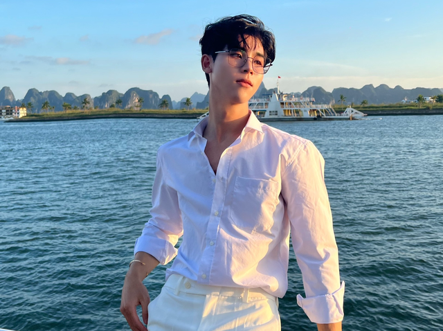 thay giao day van hot nhat tiktok voi ve ngoai dien trai khien bao hoc sinh dieu dung dspl 4