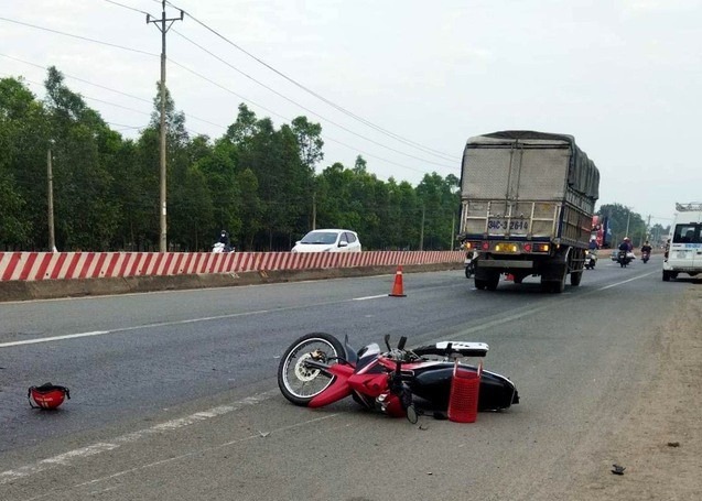 tin tuc tai nan giao thong moi ngay 21 2 hai vo chong di xe may tu vong sau va cham voi xe tai dspl 1 tin tuc tai nan giao thong moi ngay 21 2 hai vo chong di xe may tu vong sau va cham voi xe tai dspl 1