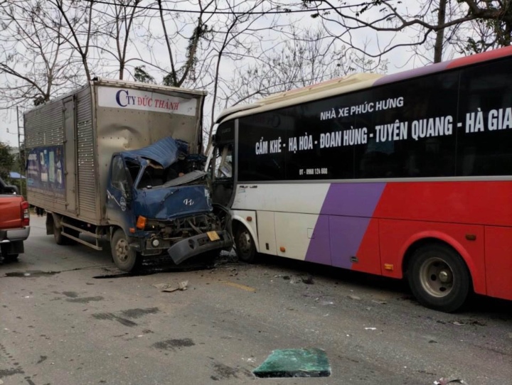 tin tuc tai nan giao thong moi ngay 26 2 xe tai bien dang sau va cham voi xe khach 7 nguoi thuong vong dspl 1