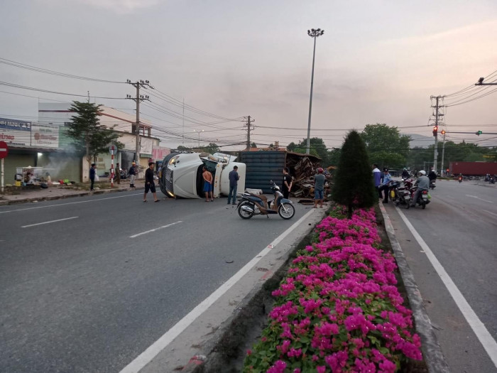 tin tuc tai nan giao thong moi ngay 26 2 xe tai bien dang sau va cham voi xe khach 7 nguoi thuong vong dspl 2