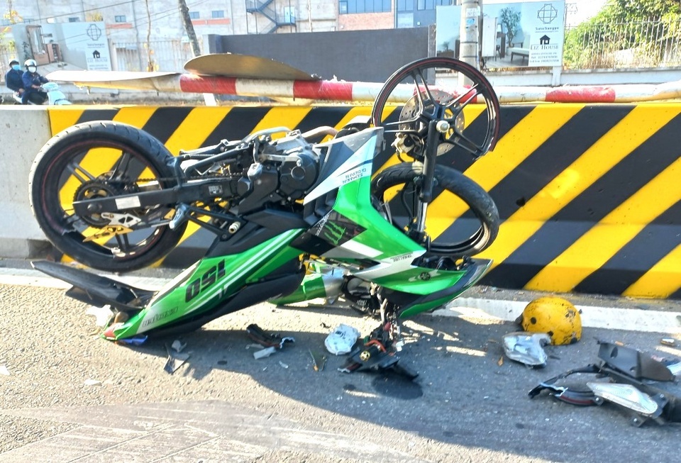 tin tuc tai nan giao thong moi ngay 4 3 moto lat ngua tai xe di cap cuu sau khi lao vao dai phan cach dspl 1