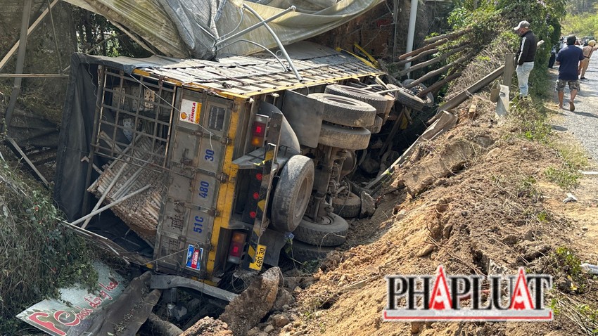tin tuc tai nan giao thong moi ngay 4 3 moto lat ngua tai xe di cap cuu sau khi lao vao dai phan cach dspl 2