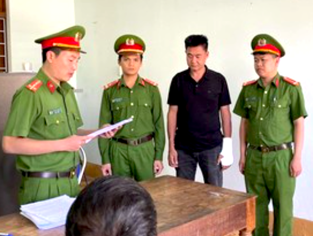 vu lat xe tai lam 2 cha con tu vong tren deo lo xo dien bien moi nhat dspl 21 vu lat xe tai lam 2 cha con tu vong tren deo lo xo dien bien moi nhat dspl 21