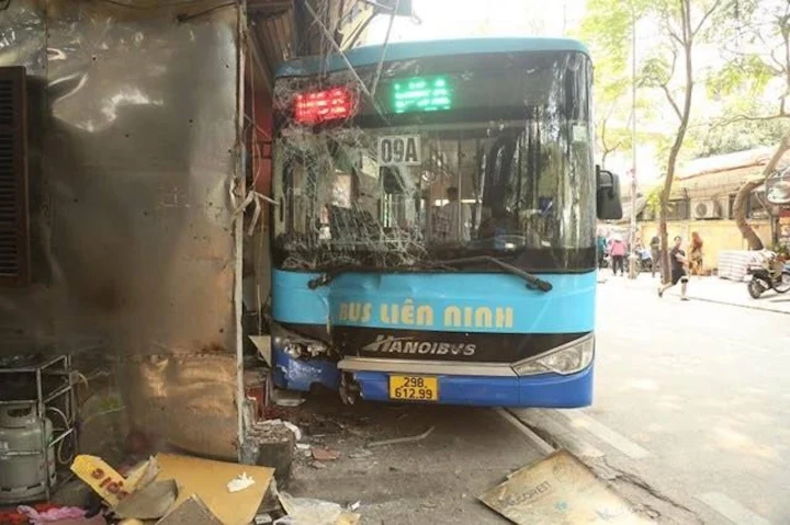 tin tuc tai nan giao thong moi nhat ngay 15 3 xe buyt lao vao quan bun cha o ha noi dspl 2 tin tuc tai nan giao thong moi nhat ngay 15 3 xe buyt lao vao quan bun cha o ha noi dspl 2