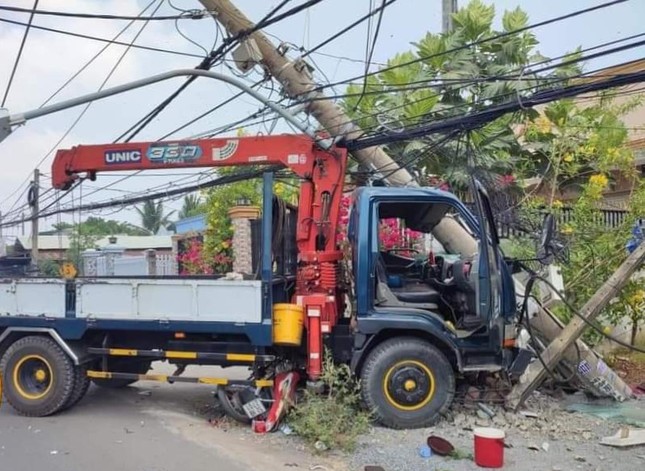 tin tuc tai nan giao thong moi nhat ngay 22 3 xe tai tong 2 nguoi thuong vong hon 6 000 ho dan mat dien dspl 1