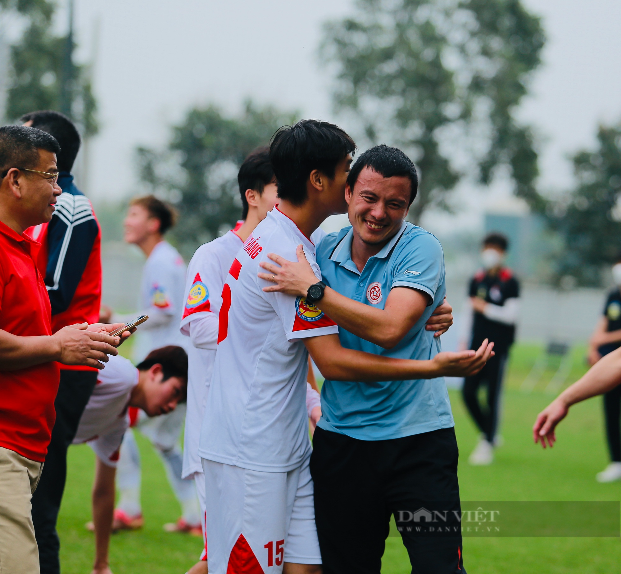 an mung kieu ronaldo cau thu u17 viettel dinh chan thuong phai nam cang roi san dspl 1 an mung kieu ronaldo cau thu u17 viettel dinh chan thuong phai nam cang roi san dspl 1