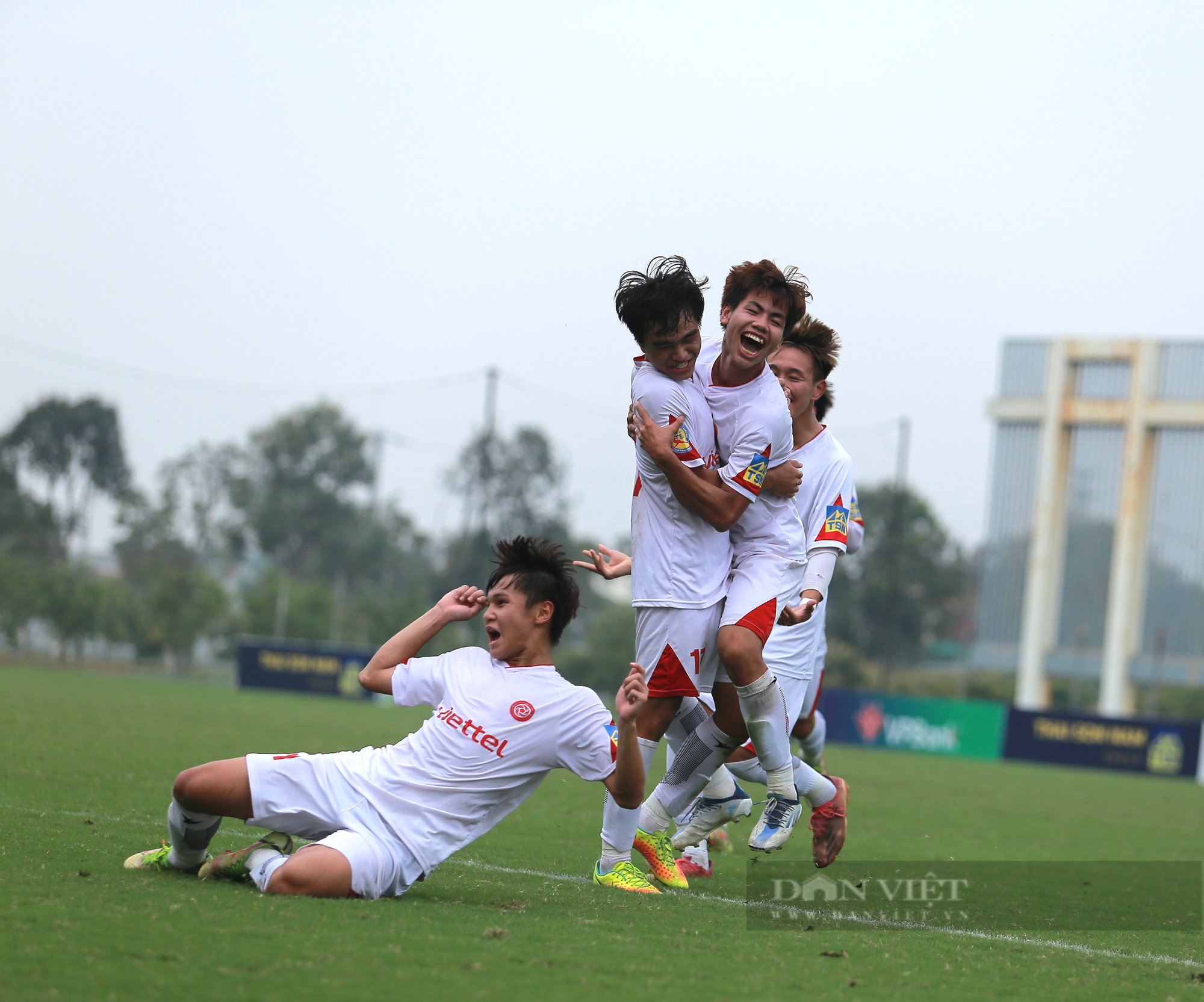 an mung kieu ronaldo cau thu u17 viettel dinh chan thuong phai nam cang roi san dspl 2 an mung kieu ronaldo cau thu u17 viettel dinh chan thuong phai nam cang roi san dspl 2