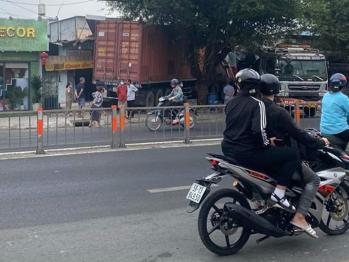 hien truong vu xe dau keo tong sap 3 nha dan o tp hcm dspl 2 hien truong vu xe dau keo tong sap 3 nha dan o tp hcm dspl 2