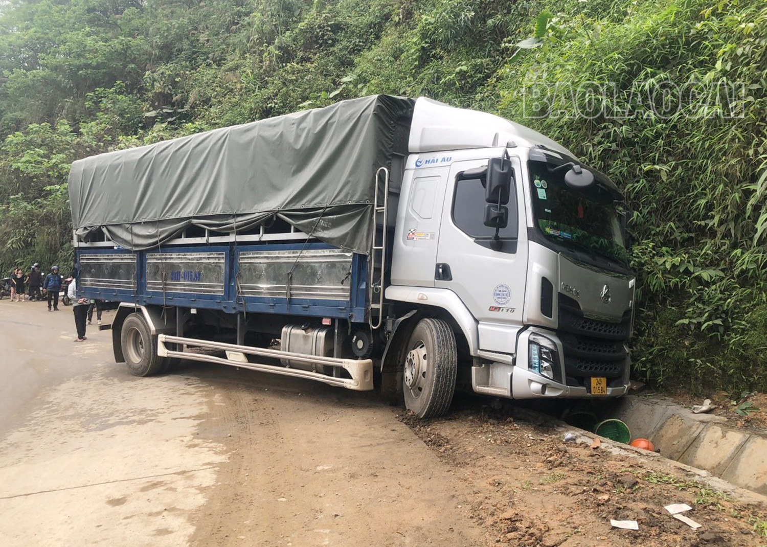 tin tuc tai nan giao thong moi nhat ngay 30 3 tai xe va hanh khach nhay khoi xe luc roi xuong vuc 30m dspl 2