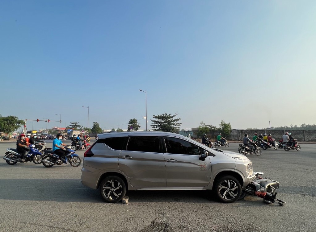 vu o to tong hang loat xe may dang dung den do tai xe khong tinh tao khi lam viec voi cong an dspl 1
