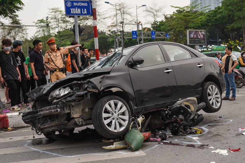 vu o to tong 17 xe may o ha noi thanh nien 28 tuoi van dang nguy kich tien luong rat nang dspl 1 vu o to tong 17 xe may o ha noi thanh nien 28 tuoi van dang nguy kich tien luong rat nang dspl 1
