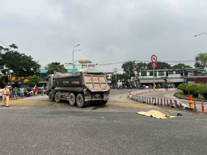 tin tuc tai nan giao thong moi nhat ngay 16 4 2023 me di cho bi xe ben can tu vong con gai khoc ngat khi di tim dspl 1 tin tuc tai nan giao thong moi nhat ngay 16 4 2023 me di cho bi xe ben can tu vong con gai khoc ngat khi di tim dspl 1