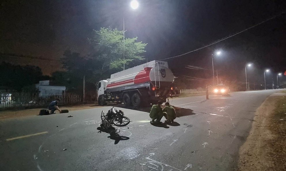 tin tuc tai nan giao thong moi nhat ngay 19 4 2023 xe may va cham voi xe bon 2 anh em ho tu vong dspl 1 tin tuc tai nan giao thong moi nhat ngay 19 4 2023 xe may va cham voi xe bon 2 anh em ho tu vong dspl 1