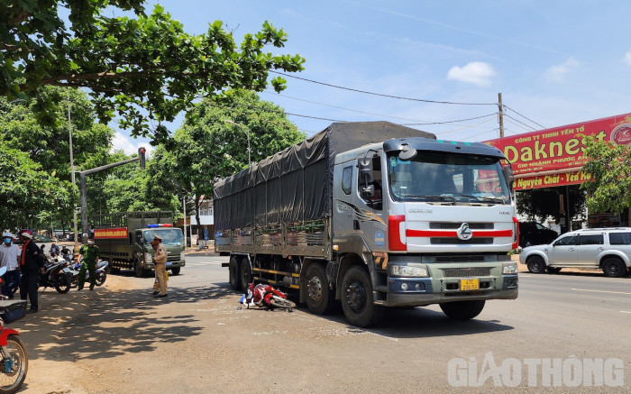 tin tuc tai nan giao thong moi nhat ngay 25 4 2023 di bo tren duong vanh dai ba nguoi dan ong bi xe tai dam tu vong dspl 2 tin tuc tai nan giao thong moi nhat ngay 25 4 2023 di bo tren duong vanh dai ba nguoi dan ong bi xe tai dam tu vong dspl 2