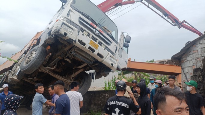 tin tuc tai nan giao thong moi nhat ngay 26 4 2023 container lao thang vao cua hang xe may o hai phong dspl 2 tin tuc tai nan giao thong moi nhat ngay 26 4 2023 container lao thang vao cua hang xe may o hai phong dspl 2