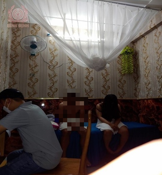 tin tuc tai nan giao thong moi nhat ngay 26 4 bat qua tang 4 doi nam nu dang may mua trong mot co so massage dspl 1 tin tuc tai nan giao thong moi nhat ngay 26 4 bat qua tang 4 doi nam nu dang may mua trong mot co so massage dspl 1