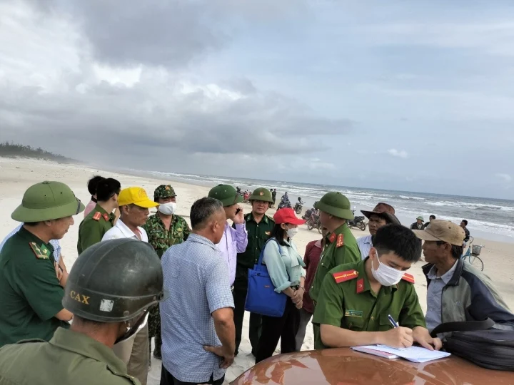 loc xoay lam chim thuyen khien 3 nguoi mat tich tim thay thi the thu 2 dspl