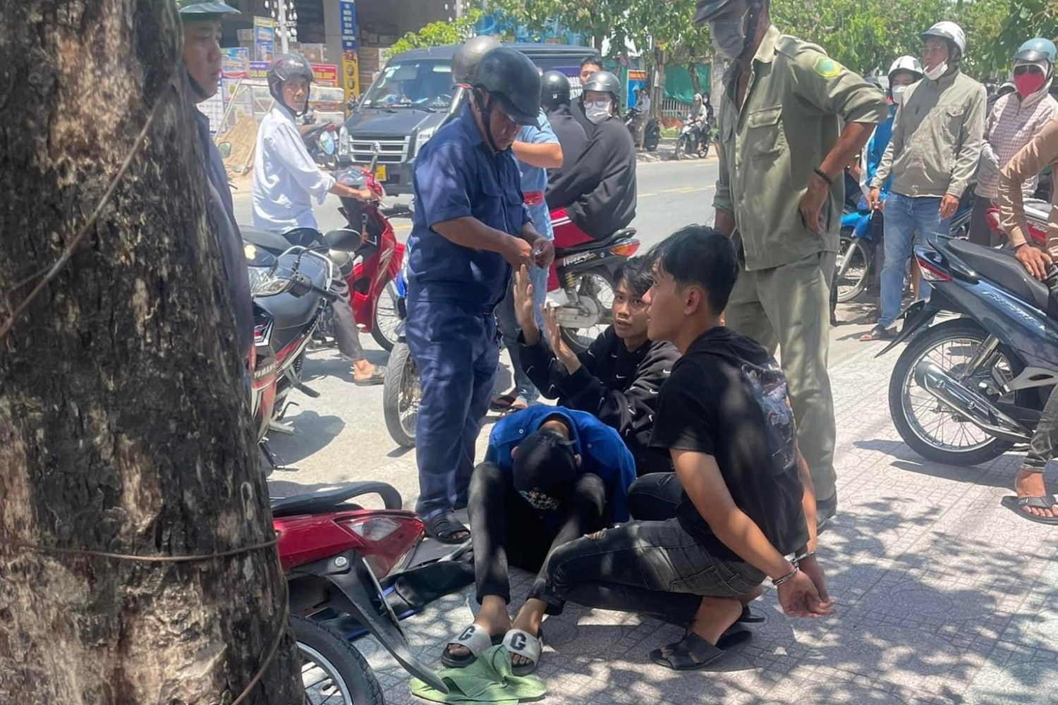 tin tuc phap luat moi nhat ngay 19 5 2023 khong che 8 thanh nien mang hung khi di giai quyet mau thuan dspl 1