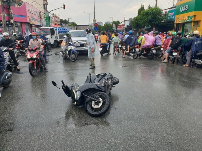 vu o to tong nhieu xe may dung den do o binh duong phuong tien bien dang 3 nguoi bi thuong dspl 1 vu o to tong nhieu xe may dung den do o binh duong phuong tien bien dang 3 nguoi bi thuong dspl 1