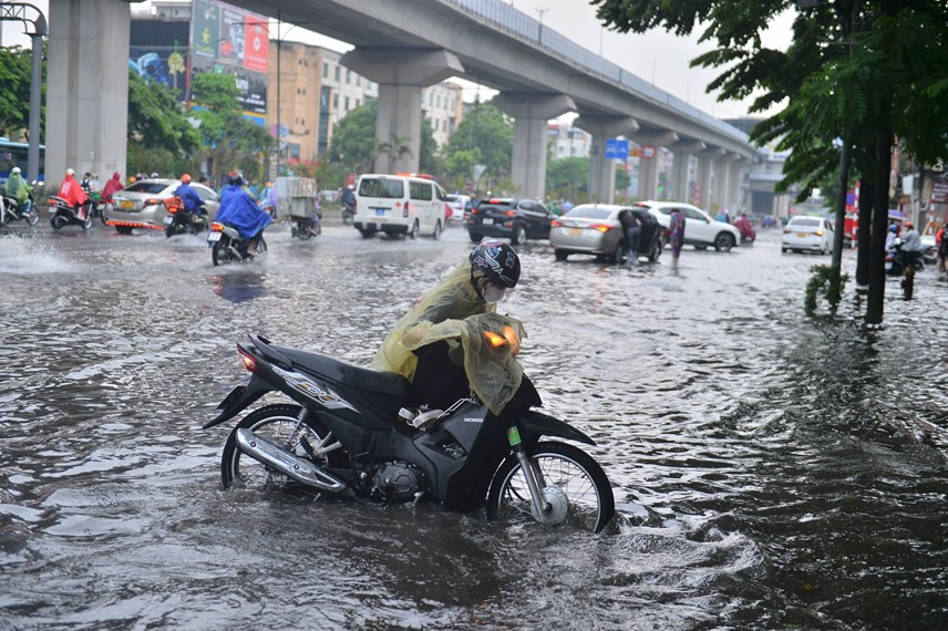 nhieu tuyen pho ha noi ngap sau sau con mua xoi xa giua trua dspl 1