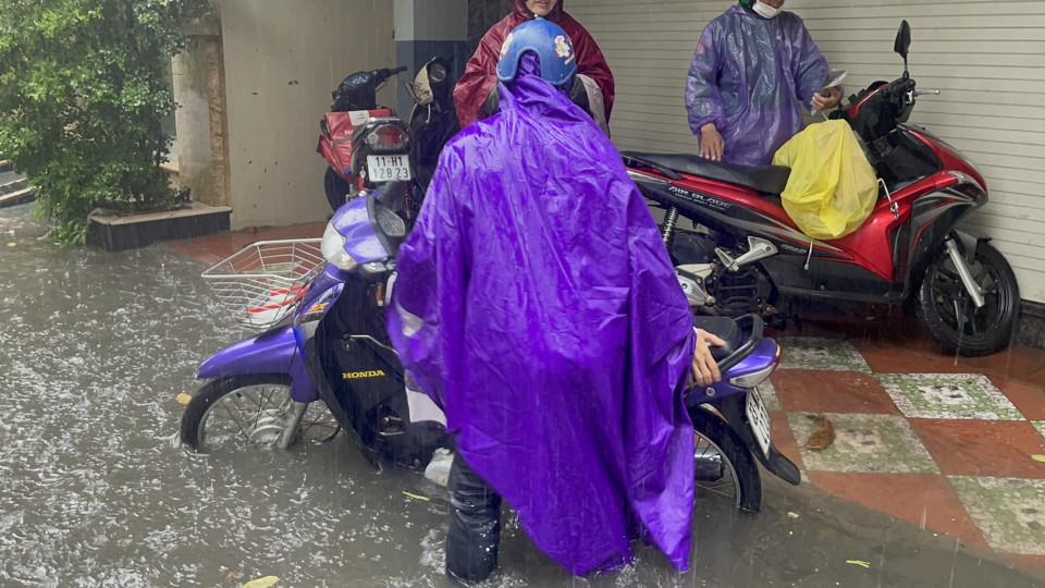 nhieu tuyen pho ha noi ngap sau sau con mua xoi xa giua trua dspl 4