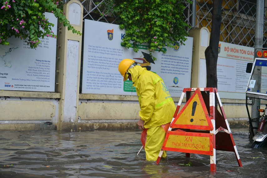 nhieu tuyen pho ha noi ngap sau sau con mua xoi xa giua trua dspl 5