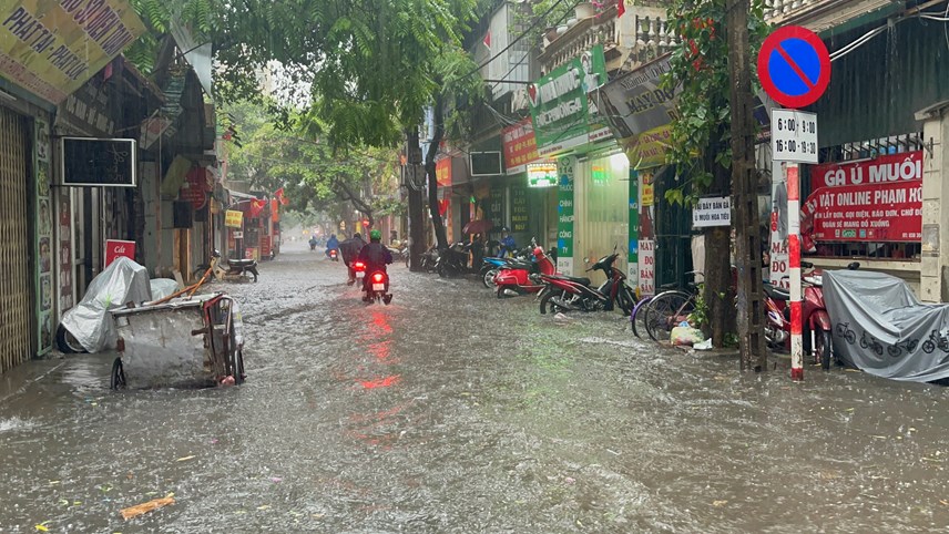 nhieu tuyen pho ha noi ngap sau sau con mua xoi xa giua trua dspl 9