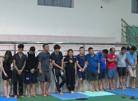 thanh hoa bat qua tang 25 nguoi phe ma tuy o quan karaoke hoang gia dpsl 1 thanh hoa bat qua tang 25 nguoi phe ma tuy o quan karaoke hoang gia dpsl 1