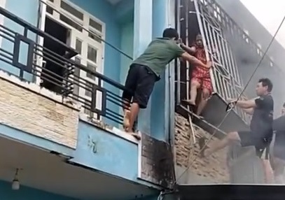 hang xom pha chuong cop cuu 3 nguoi trong can nha ruc lua dspl 1
