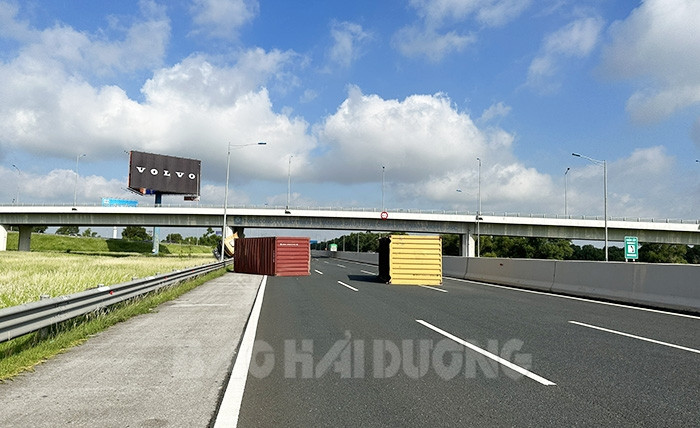 hien truong vu va cham voi o to con xe dau keo bi lat up tren cao toc ha noi hai phong dspl 2 hien truong vu va cham voi o to con xe dau keo bi lat up tren cao toc ha noi hai phong dspl 2