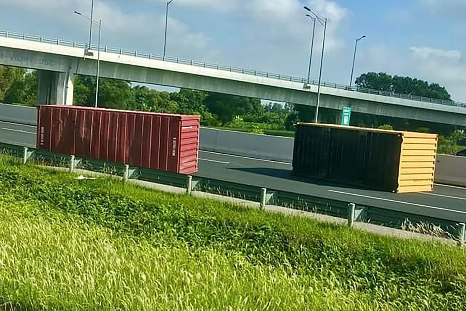 hien truong vu va cham voi o to con xe dau keo bi lat up tren cao toc ha noi hai phong dspl 6 hien truong vu va cham voi o to con xe dau keo bi lat up tren cao toc ha noi hai phong dspl 6