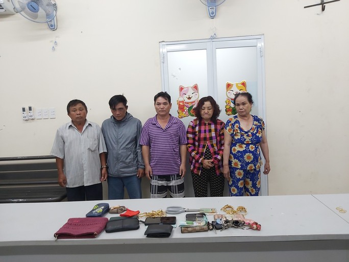 tin tuc phap luat moi nhat ngay 21 7 2023 cong an tp hcm bat giu nhom dien vien duong pho dspl 1 tin tuc phap luat moi nhat ngay 21 7 2023 cong an tp hcm bat giu nhom dien vien duong pho dspl 1