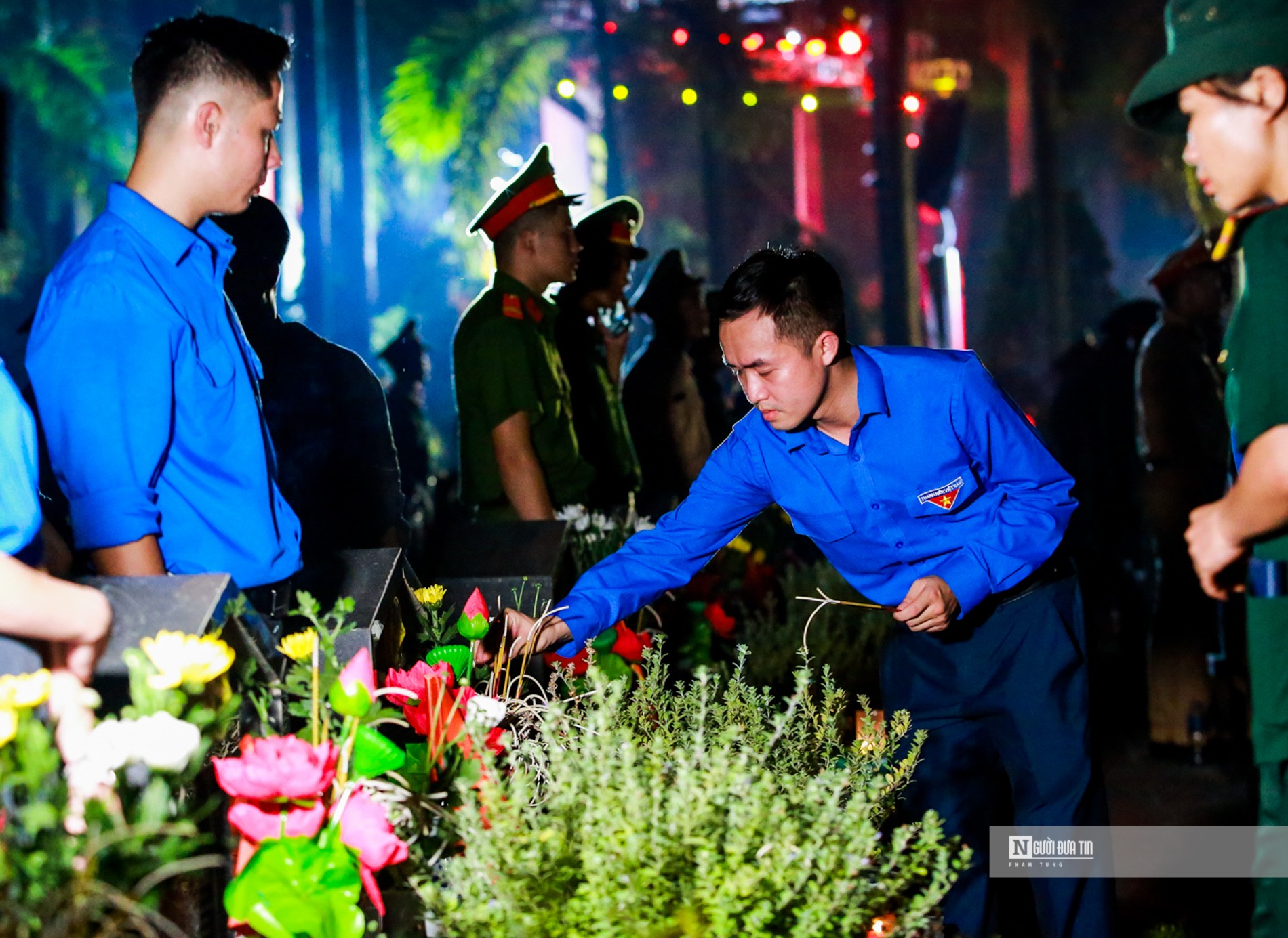 hang trieu anh nen duoc thap sang tuong niem cac anh hung liet si dspl 10 hang trieu anh nen duoc thap sang tuong niem cac anh hung liet si dspl 10
