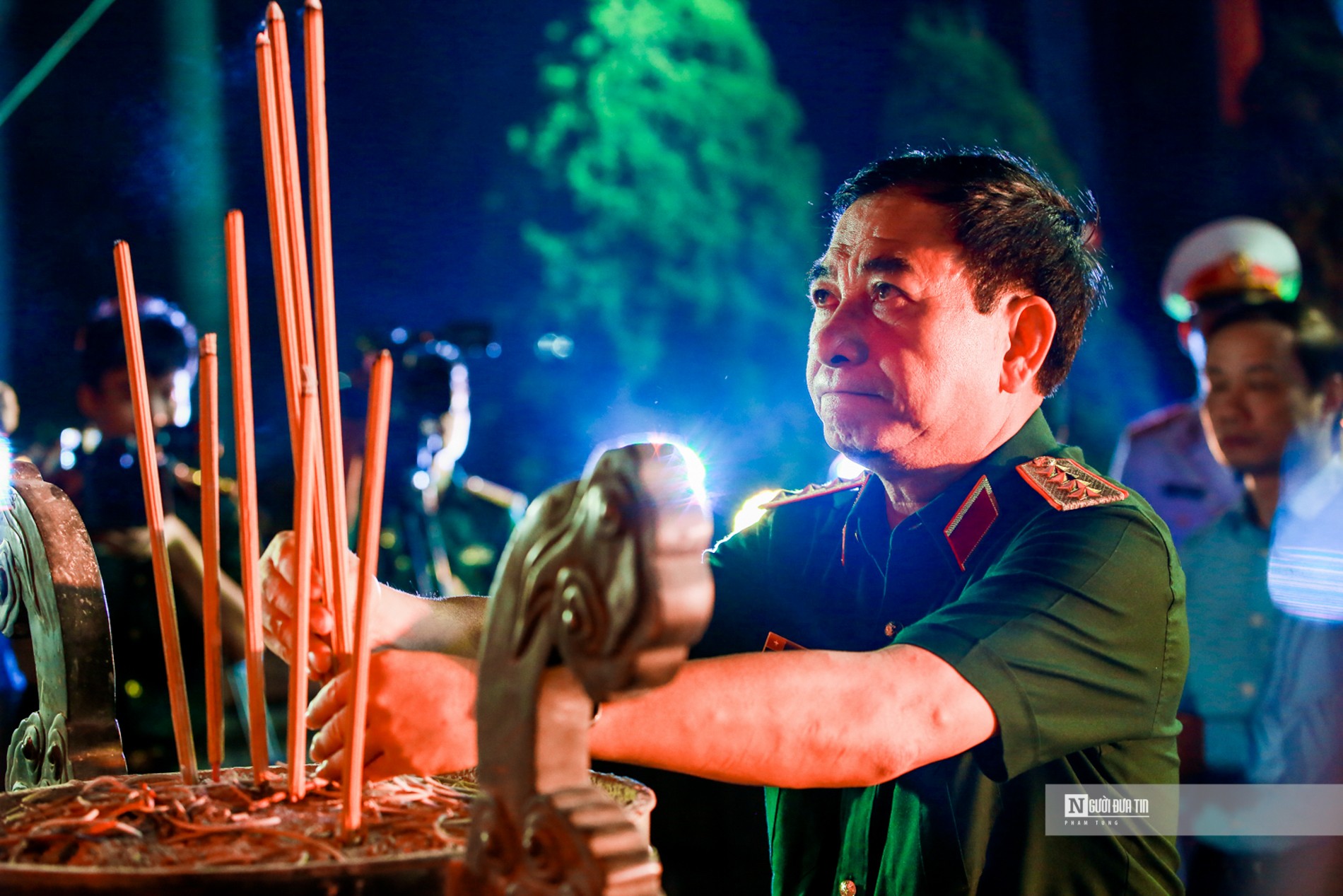 hang trieu anh nen duoc thap sang tuong niem cac anh hung liet si dspl 5 hang trieu anh nen duoc thap sang tuong niem cac anh hung liet si dspl 5