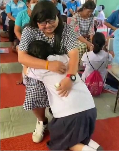 bo don than hoa trang thanh phu nu den truong ngay cua me con gai co hanh dong khien ai nay khoe mat cay dspl 1 bo don than hoa trang thanh phu nu den truong ngay cua me con gai co hanh dong khien ai nay khoe mat cay dspl 1