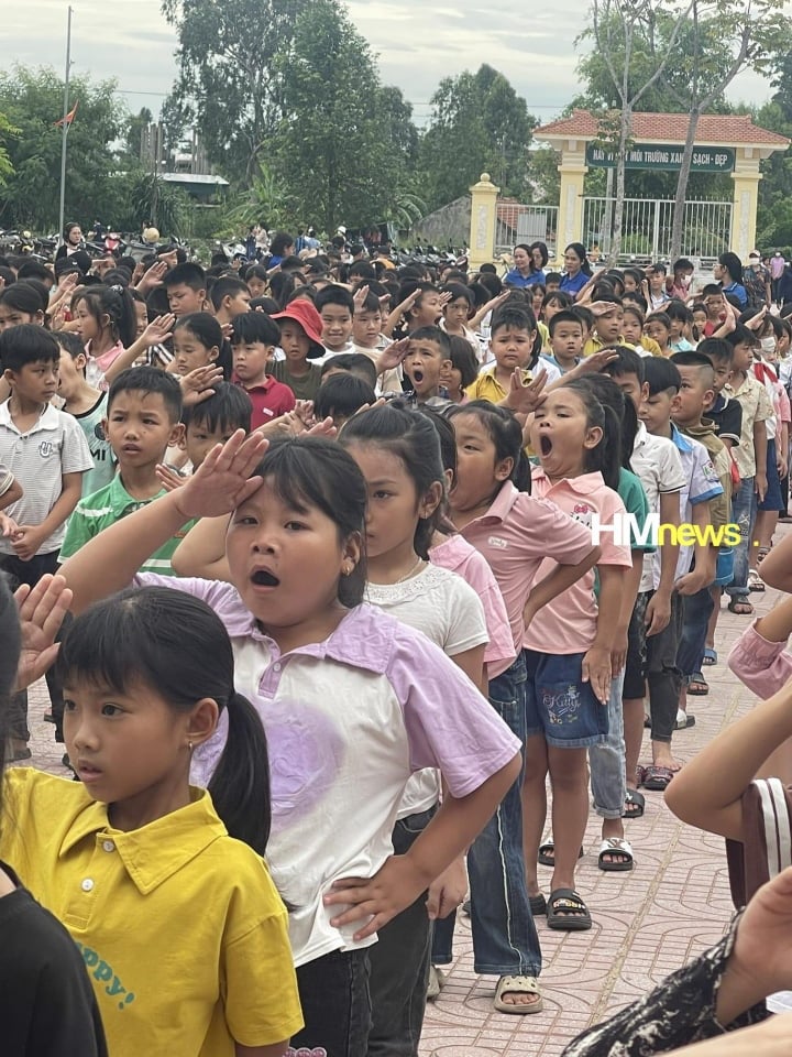 loat bieu cam kho do cua hoc sinh ngay dau di hoc tu nuoc mat nhat nhoa den ngap ngan ngap dai giua san truong dspl 5 loat bieu cam kho do cua hoc sinh ngay dau di hoc tu nuoc mat nhat nhoa den ngap ngan ngap dai giua san truong dspl 5