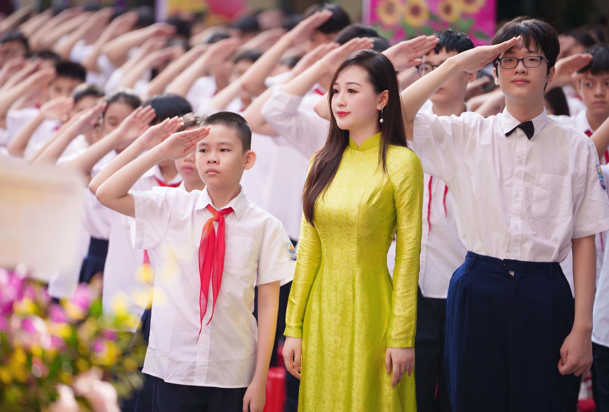 co giao ha thanh xinh dep khien dan tinh nguyen uong nham mot anh mat con say theo ca doi dspl 1 co giao ha thanh xinh dep khien dan tinh nguyen uong nham mot anh mat con say theo ca doi dspl 1