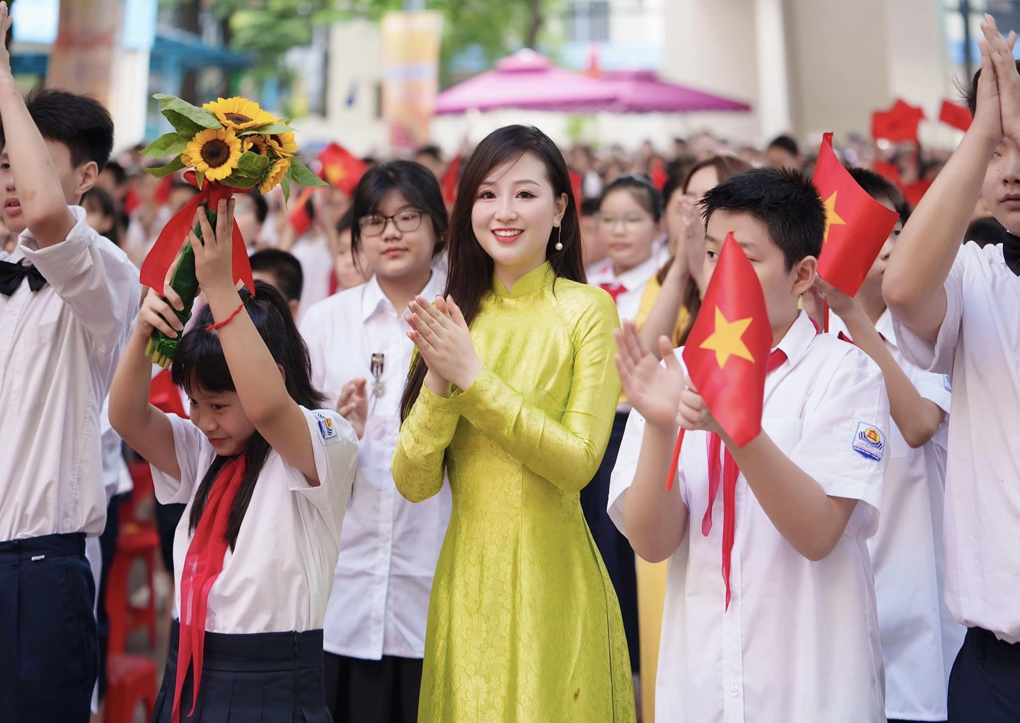 co giao ha thanh xinh dep khien dan tinh nguyen uong nham mot anh mat con say theo ca doi dspl 3 co giao ha thanh xinh dep khien dan tinh nguyen uong nham mot anh mat con say theo ca doi dspl 3