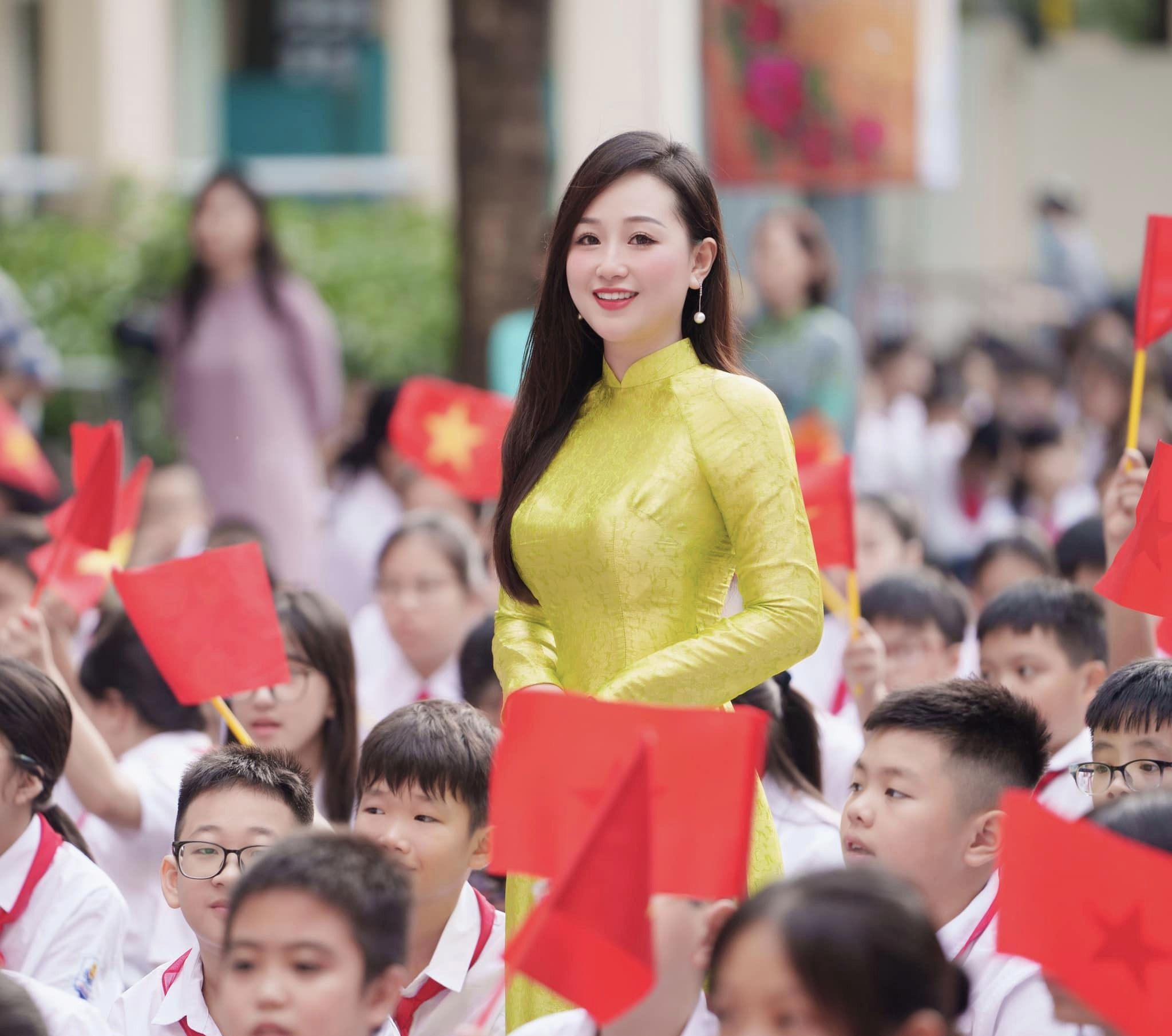 co giao ha thanh xinh dep khien dan tinh nguyen uong nham mot anh mat con say theo ca doi dspl 4 co giao ha thanh xinh dep khien dan tinh nguyen uong nham mot anh mat con say theo ca doi dspl 4