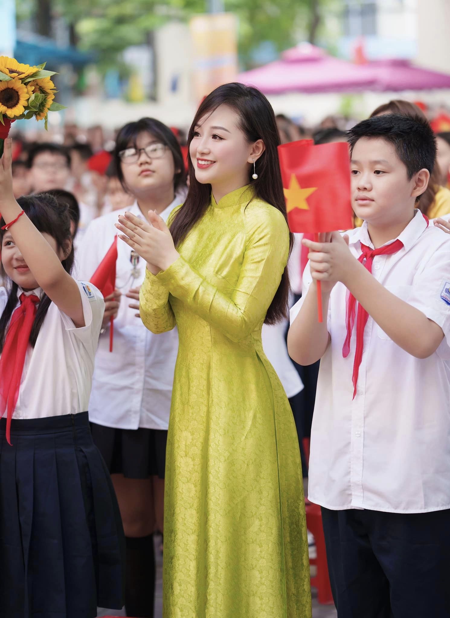 co giao ha thanh xinh dep khien dan tinh nguyen uong nham mot anh mat con say theo ca doi dspl 5 co giao ha thanh xinh dep khien dan tinh nguyen uong nham mot anh mat con say theo ca doi dspl 5