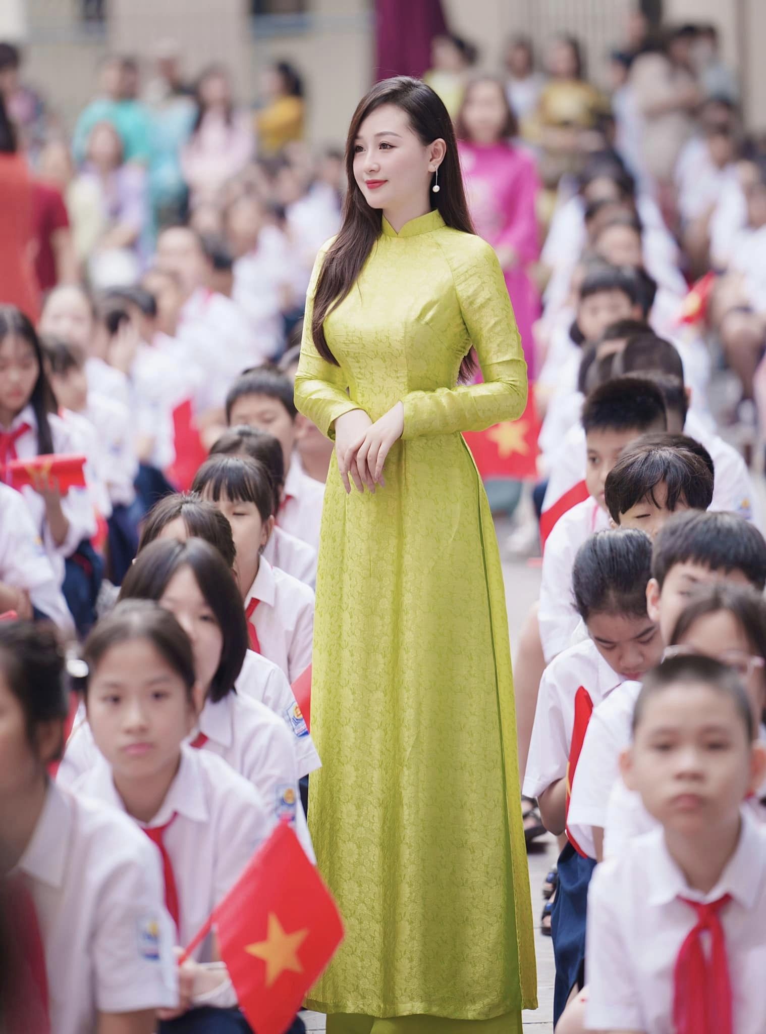 co giao ha thanh xinh dep khien dan tinh nguyen uong nham mot anh mat con say theo ca doi dspl 7 co giao ha thanh xinh dep khien dan tinh nguyen uong nham mot anh mat con say theo ca doi dspl 7