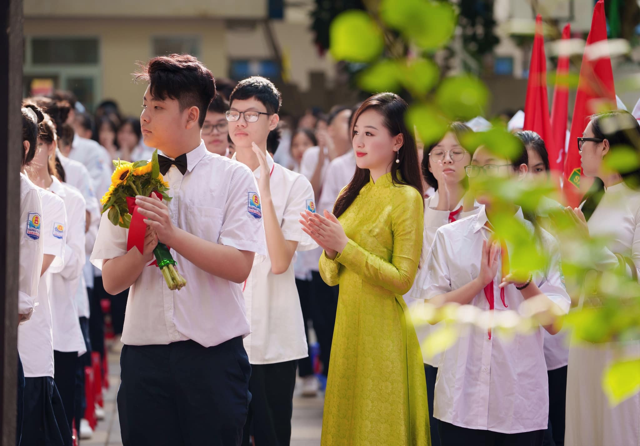 co giao ha thanh xinh dep khien dan tinh nguyen uong nham mot anh mat con say theo ca doi dspl 8 co giao ha thanh xinh dep khien dan tinh nguyen uong nham mot anh mat con say theo ca doi dspl 8