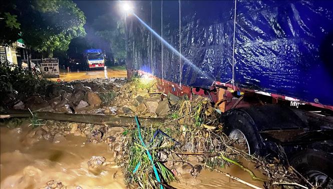 mua lon gay sat lo o quang binh nhieu thon ban va tuyen duong bien gioi bi co lap dspl 2 mua lon gay sat lo o quang binh nhieu thon ban va tuyen duong bien gioi bi co lap dspl 2