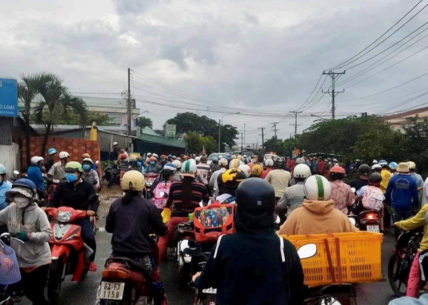 nga vao xe buyt sau va cham xe dap dien co gai 26 tuoi tu vong thuong tam dspl 1